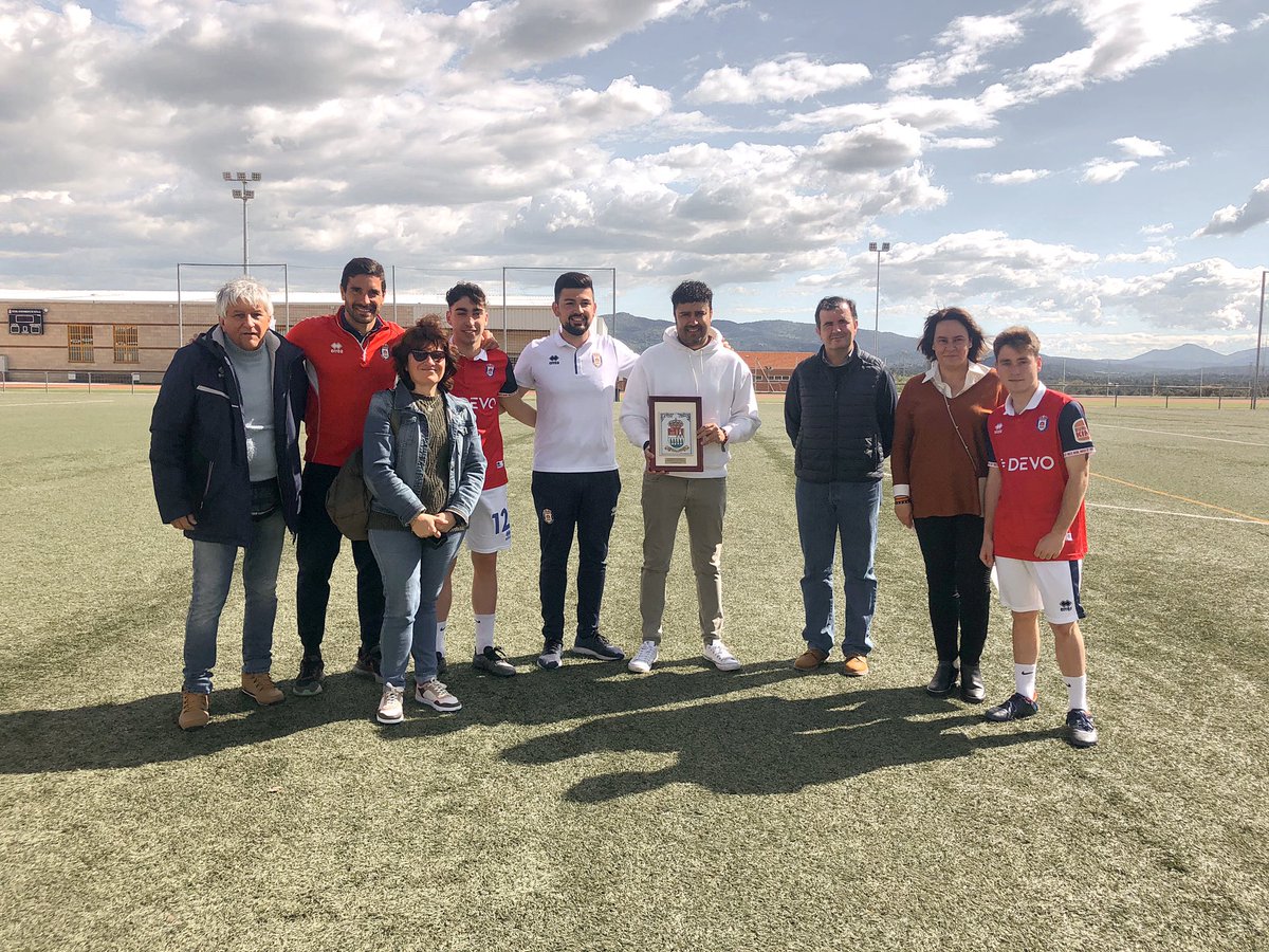 RealAvilaCF's tweet photo. 🤩 Gracias por el cariño, Sotillo. 

👌🏻 ¡Un placer, @aytosotillo! 

#RealÁvila | #Raíces | #SentimientoEncarnado https://t.co/PdRYmkPQ5K