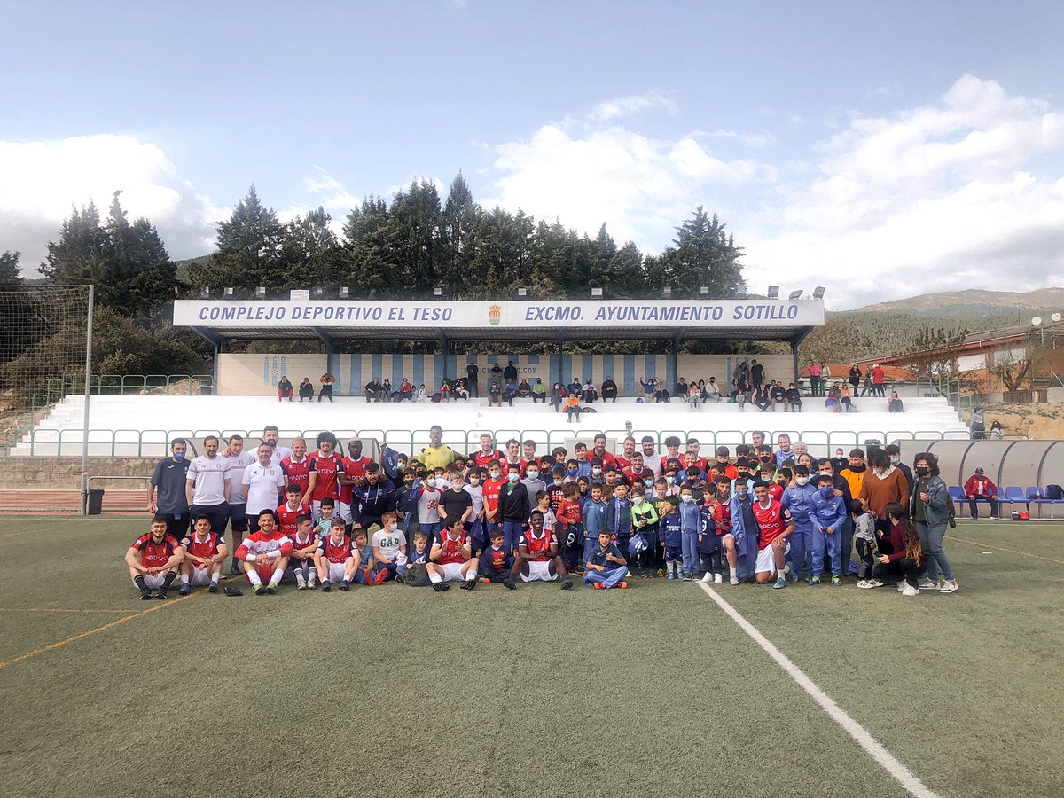 RealAvilaCF's tweet photo. 🤩 Gracias por el cariño, Sotillo. 

👌🏻 ¡Un placer, @aytosotillo! 

#RealÁvila | #Raíces | #SentimientoEncarnado https://t.co/PdRYmkPQ5K