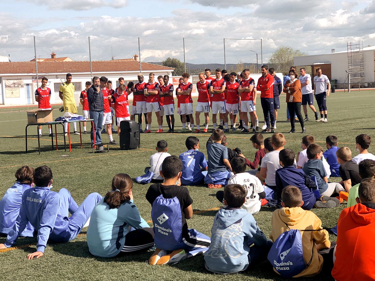 RealAvilaCF's tweet photo. 🤩 Gracias por el cariño, Sotillo. 

👌🏻 ¡Un placer, @aytosotillo! 

#RealÁvila | #Raíces | #SentimientoEncarnado https://t.co/PdRYmkPQ5K