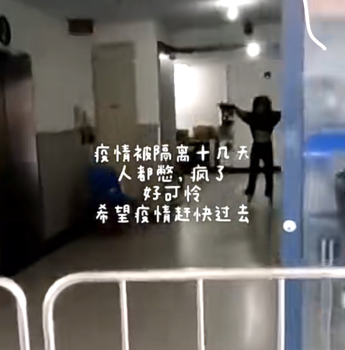 Del48653954's tweet photo. 在整个社会的负面情绪都堆积到无可附加的今天，我们要容纳所有体面的崩塌，肢体的失控，尊严的遗弃，和哀嚎的声嘶力竭，并允许ta们不去缝补，就这样短暂的，瘫在地上，烂成一团 https://t.co/TRqLaYeOIz