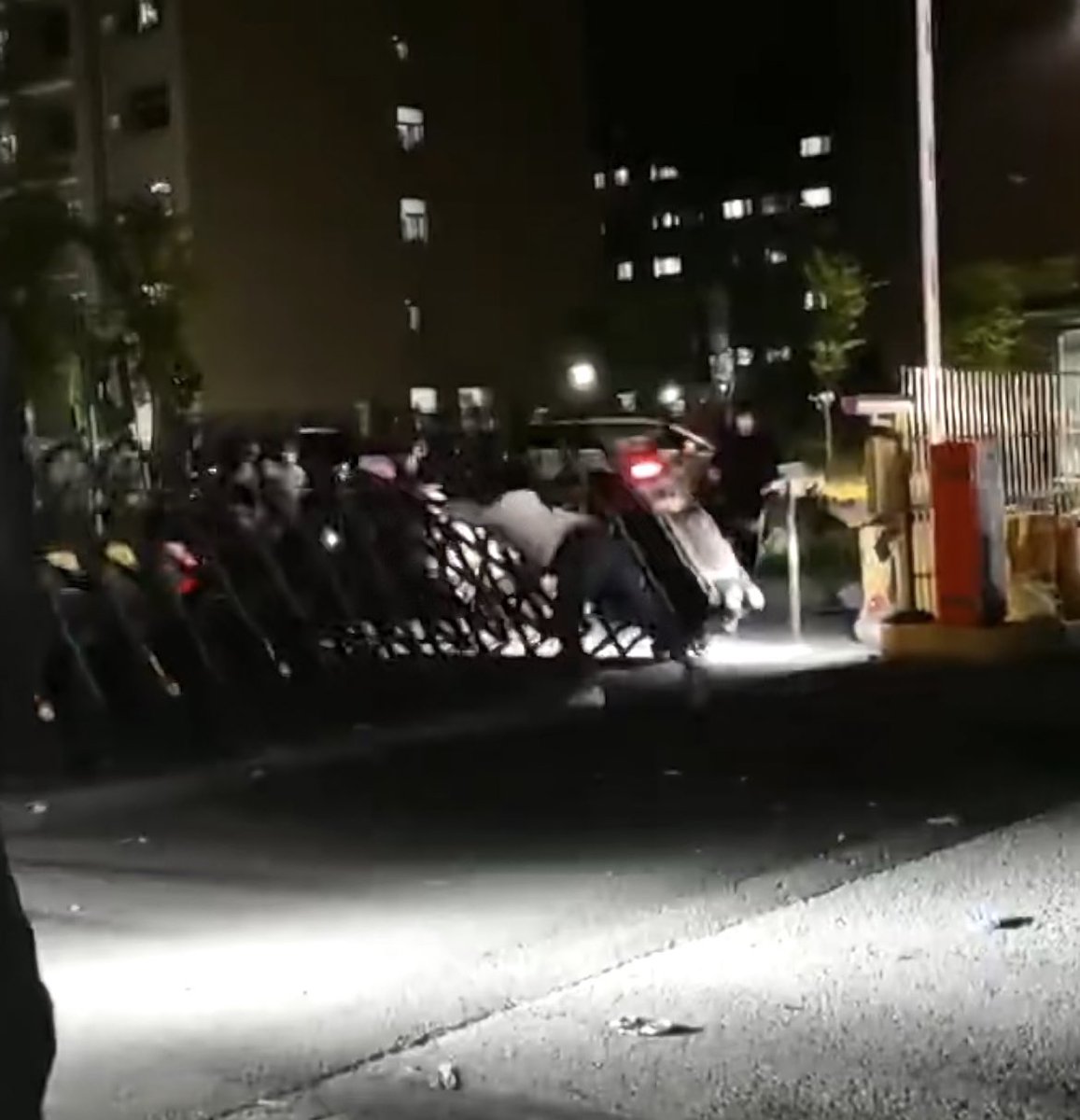 Del48653954's tweet photo. 在整个社会的负面情绪都堆积到无可附加的今天，我们要容纳所有体面的崩塌，肢体的失控，尊严的遗弃，和哀嚎的声嘶力竭，并允许ta们不去缝补，就这样短暂的，瘫在地上，烂成一团 https://t.co/TRqLaYeOIz