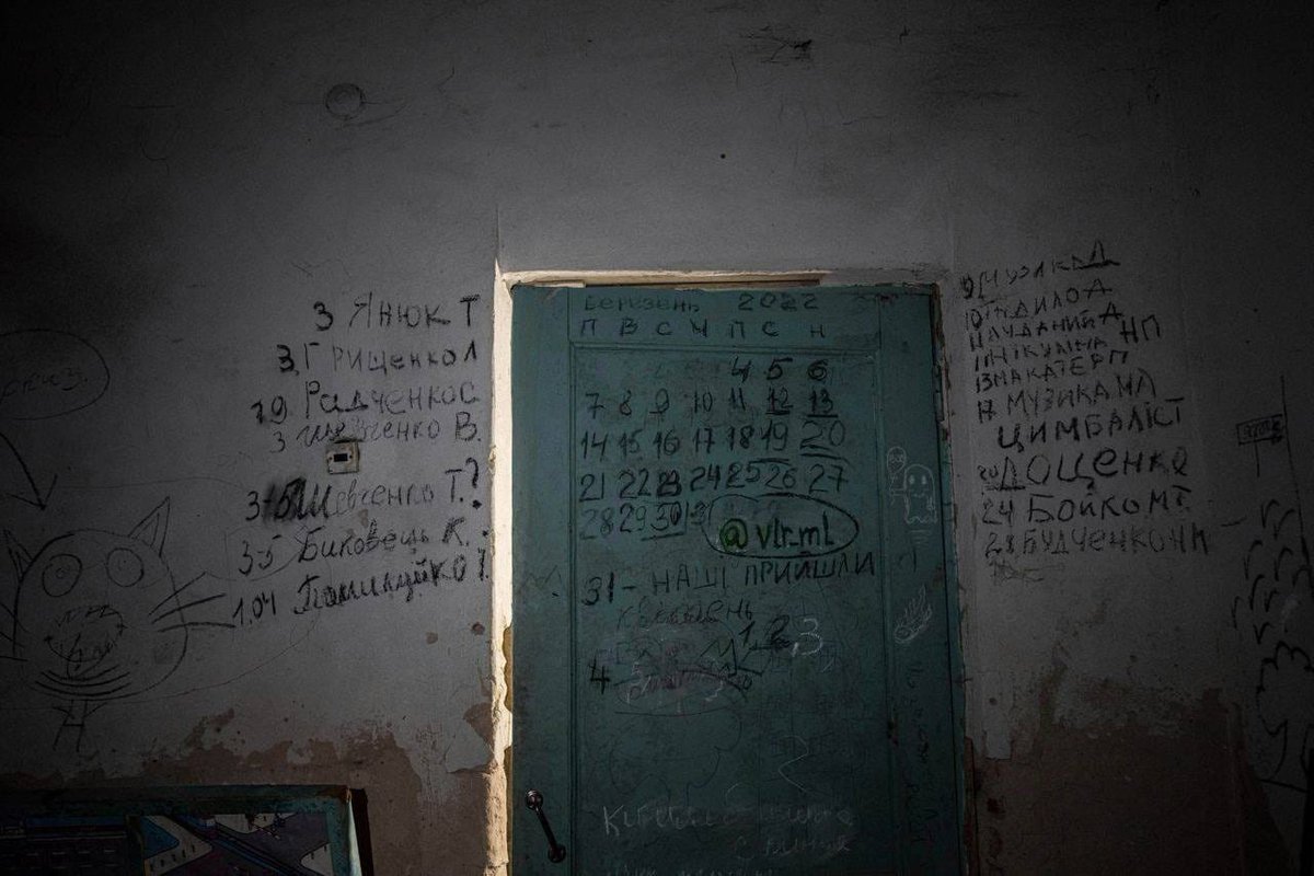 DefenceU's tweet photo. 300 people were taken as hostages for 4 weeks in the basement of a school in Yahidne near Chernihiv by 🇷🇺 invaders.
People kept track of the days on a wall and wrote down the names of the 18 killed and of those who died.
From March 4 to "31 -🇺🇦 is here."
📸by AP/Evgeniy Maloletka https://t.co/2lpjwOUXzB