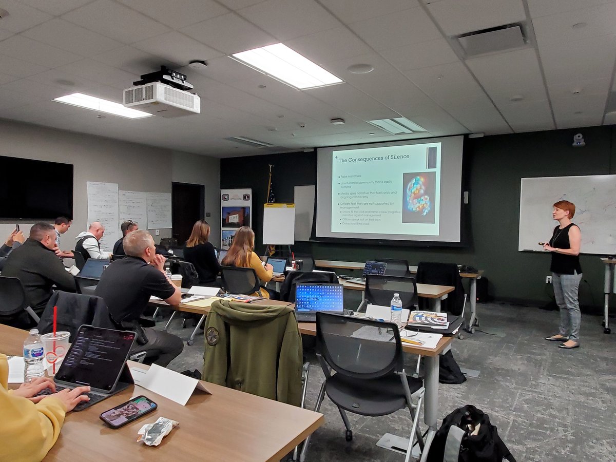 ClivePolice's tweet photo. Master PIO class in session this week.  Thanks @FBILEEDA and @10_8_Comms for coming out.  Welcome to Iowa, 80 degree weather, tornadoes and snow all in 24 hrs.  Don't like the weather, wait 5 minutes.  #CPDinfo #wait5 https://t.co/VWFfPc0yzx