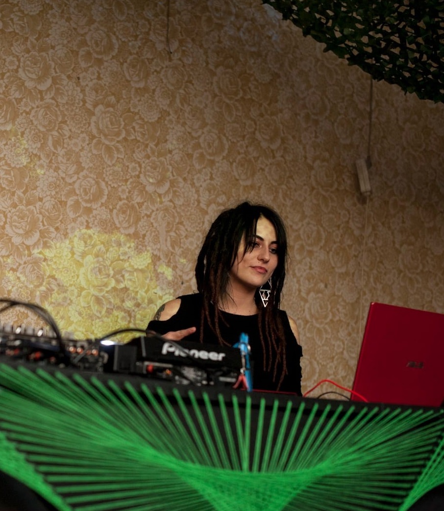 spacewarprecs's tweet photo. 📣 Meet Devi Divine, the artist behind "MORNING SUN".
📣 Get your pre-order...👇
https://t.co/bRPBuZcGgF

#devidivine #spacewarprecords #earthalien #spacewarpers #psytrance #psychedelictrance #psychedelictrancemusic #psytrancemusic #trance #beatport #electronicmusic #goatrance https://t.co/JAaLtboCfK