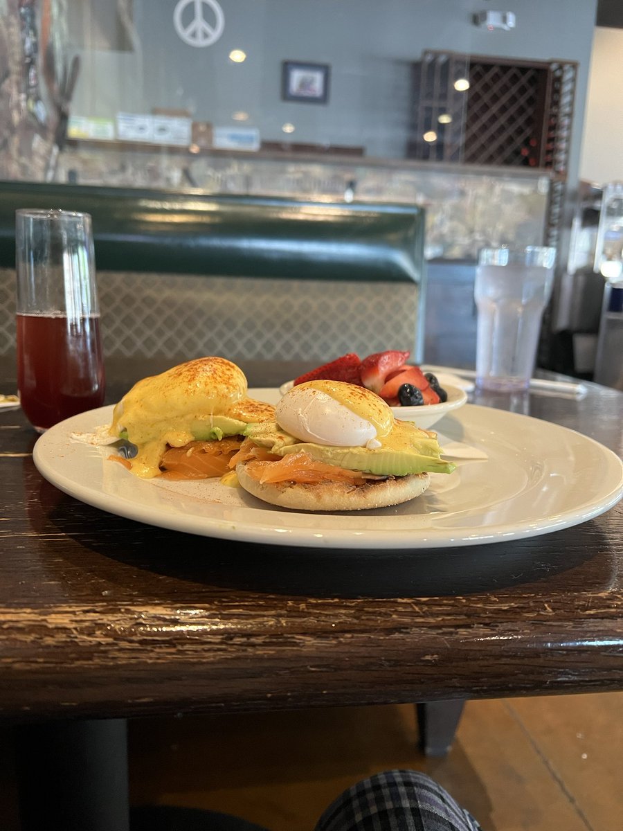 cortezsaves's tweet photo. The best part of waking up is eating alone and lusting over my waitress #forpromotionaluseonly https://t.co/VimK4H5z2v