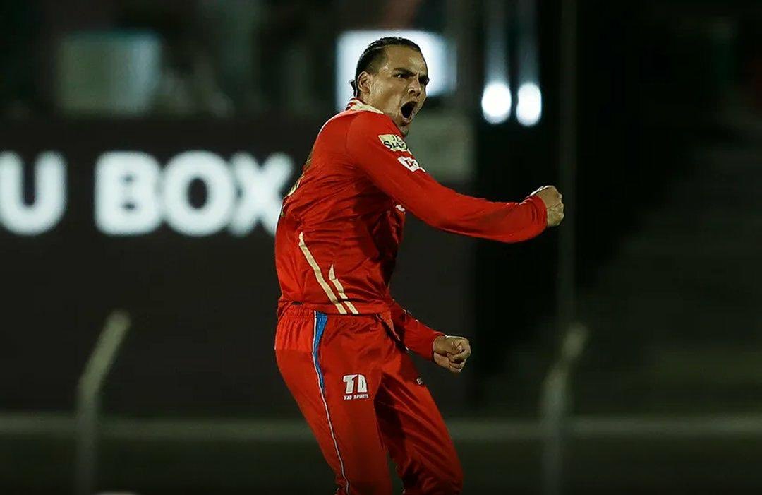 MishiAmit's tweet photo. An appreciation tweet for Rahul Chahar who got hit for 29 runs in the first over, but then gave only 15 runs in next three overs. And he bowled most of them against the cricket giants like Pollard and Surya. 👏 #IPL #MIvsPBKS #TATA2022 https://t.co/bCkmMy29SR