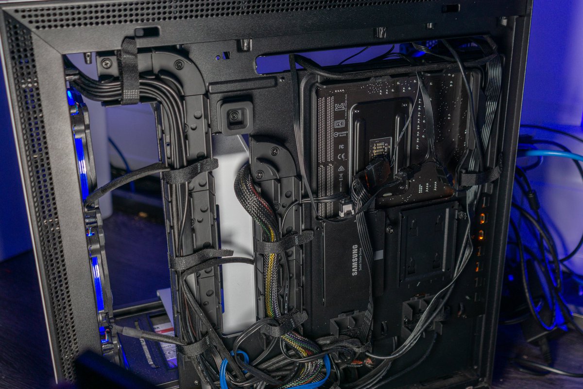 ItsExploit's tweet photo. @JayzTwoCents any way you would improve this? I want to get matching monitors but currently in college
Orbs speakers
1080p screens
PC:
Ryzen 5 2600x @ 4.1GHz
16gb ram
Rtx 3060 on the way 1060 rn
250gb 970 evo
1tb 870 evo
2x 1tb wd blue
3tb Toshiba hdd
Rosewll 550w 80+ bronze https://t.co/MyCCdJ4LLi