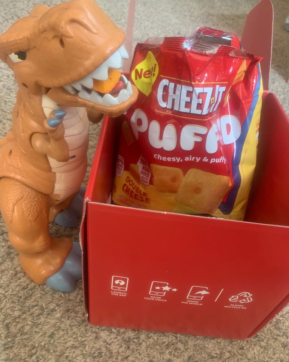 laurahunsaker's tweet photo. Got a ginormous box of snacks from @Influenster and my youngest did the unboxing. T-Rex for scaleπ π¦ #CheezItPuffd #complimentary @cheezit @influenster https://t.co/aYYjFWvzx6