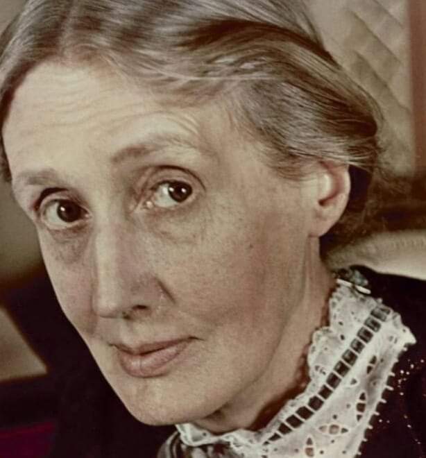 VictoriaVirtude's tweet photo. Virginia Woolf escribió: ‘Detesto el punto de vista masculino. Me aburrí de su heroísmo, virtud y honor. Creo que lo mejor que pueden hacer estos hombres es dejar de hablar de sí mismos.’ https://t.co/hx3xgto7r2