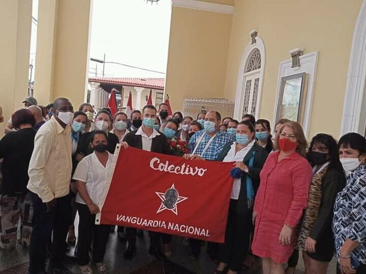 RaytePerezCruz's tweet photo. Compromiso con nuestros clientes la entrega de la condición Vanguardia Nacional sucursal 1532 #BPA   #PinardelRío #VamosConTodo https://t.co/LngLA61Ym3