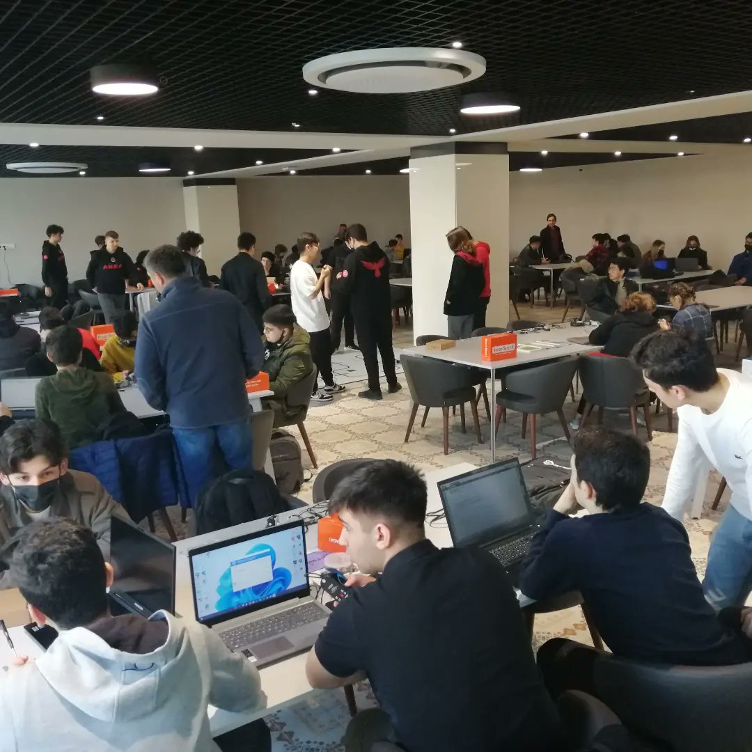 inamli's tweet image. Başakşehir Living Lab Robotik Hackathonu 2022 başladı. 15 takımın yarıştığı etkinlik Başakşehir Başakşehir Living Lab&apos;da gerçekleştiriliyor.  #robotsepeti #robotis #steamcup