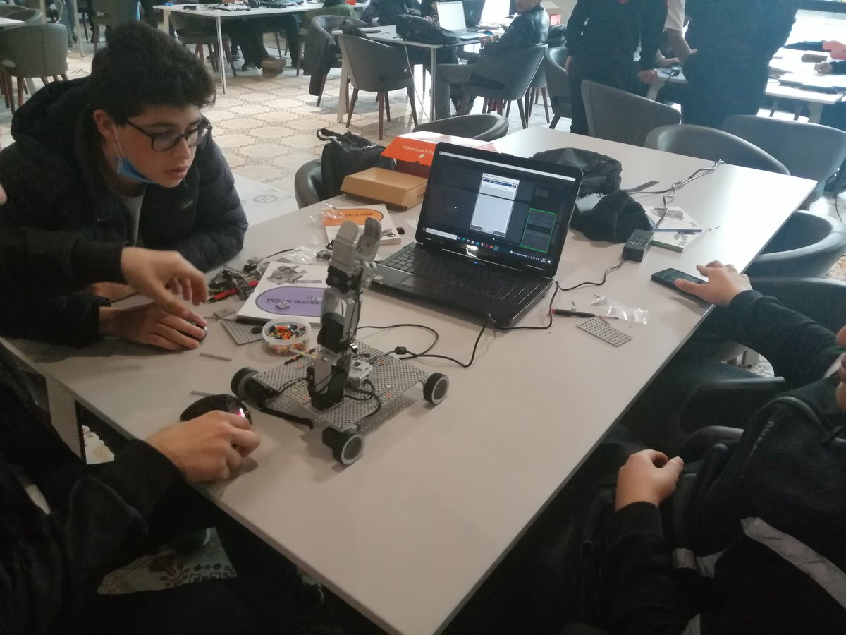 inamli's tweet image. Başakşehir Living Lab Robotik Hackathonu 2022 başladı. 15 takımın yarıştığı etkinlik Başakşehir Başakşehir Living Lab&apos;da gerçekleştiriliyor.  #robotsepeti #robotis #steamcup