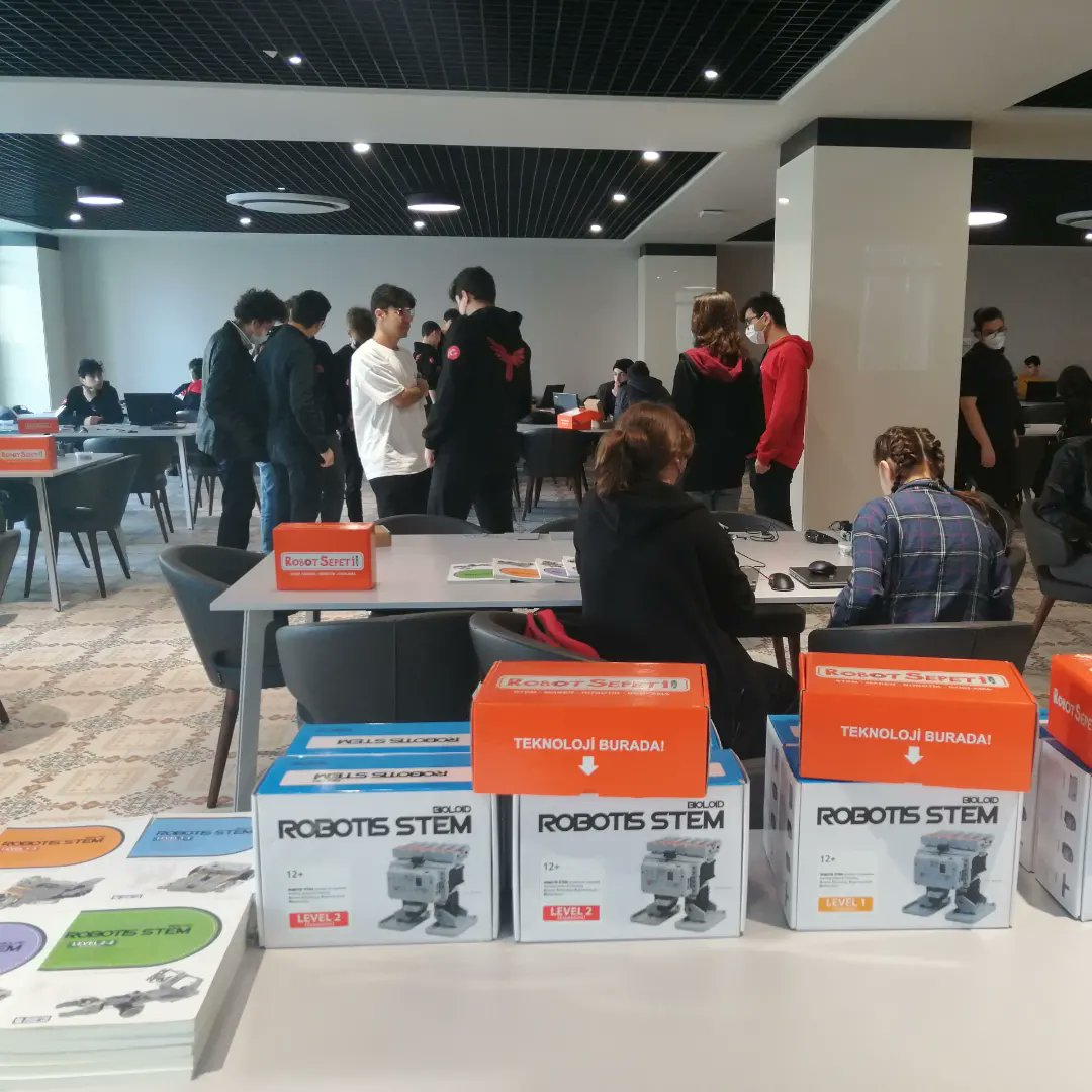 inamli's tweet image. Başakşehir Living Lab Robotik Hackathonu 2022 başladı. 15 takımın yarıştığı etkinlik Başakşehir Başakşehir Living Lab&apos;da gerçekleştiriliyor.  #robotsepeti #robotis #steamcup
