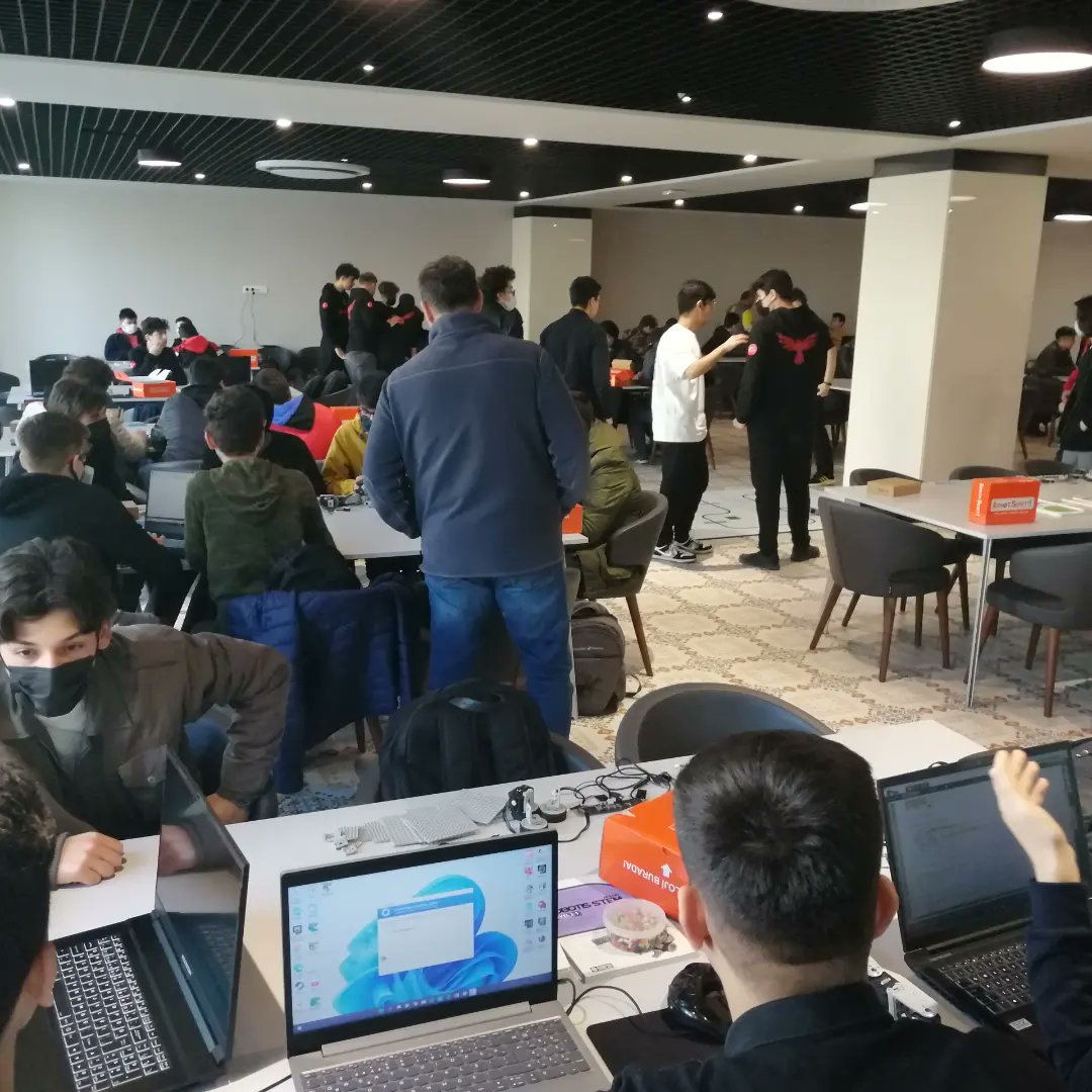 inamli's tweet image. Başakşehir Living Lab Robotik Hackathonu 2022 başladı. 15 takımın yarıştığı etkinlik Başakşehir Başakşehir Living Lab&apos;da gerçekleştiriliyor.  #robotsepeti #robotis #steamcup