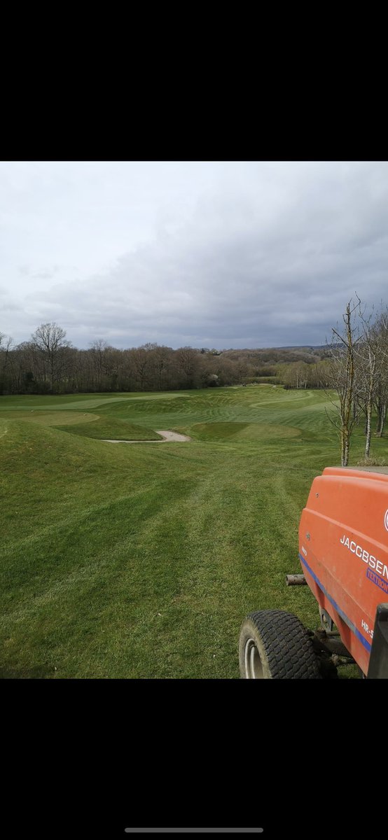 GolfNizels's tweet photo. Out Cutting the rough, course looking beautiful 

#Golf #greenkeeper #stripes #golfislife #kentgolf https://t.co/8mqkDMzSKv