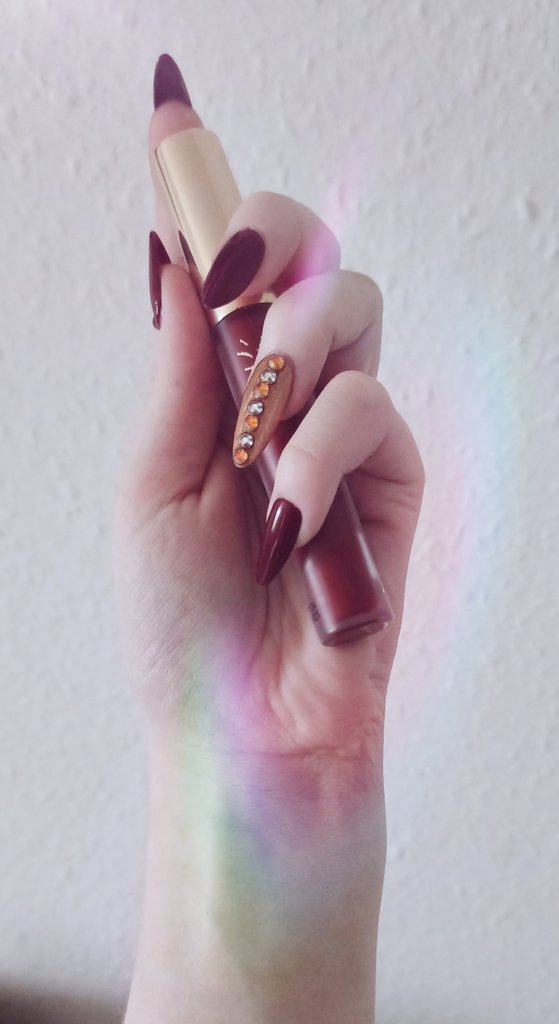julie130201's tweet photo. Red lips, red nails
Tore out my heart and put me through Hell. 
#nails #rednails #RedLipstick #copper #coppernails https://t.co/uKq7W1STLJ