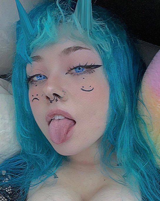 Blue hair does it match me? https://t.co/FufZieM4GW