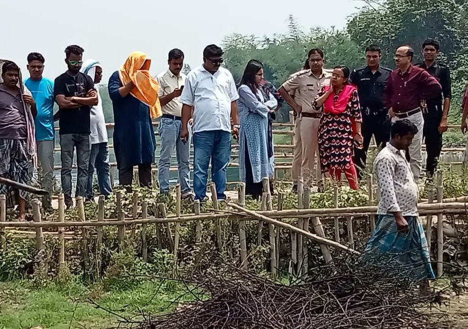 NehaBanerjeeIIT's tweet photo. The Nadia District administration is actively taking steps for scientific protection and unabated flow of the Jalangi River -the lifeline of the district's ecosystem, livelihood and culture. 
Glad to be a part of this work under the guidance of Hon'ble District Magistrate Sir 🙏 https://t.co/0R6YBj4vu8