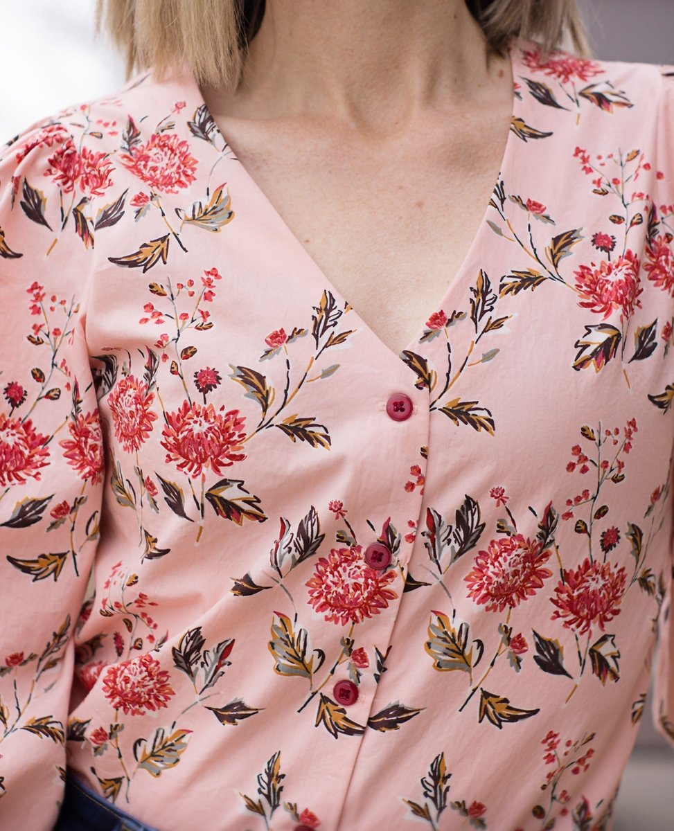 MinervaFabrics's tweet photo. We've yet to see a version of the @fibremood Norma Blouse that we haven't loved but this pretty floral make from @indoorshannon really turned our head
https://t.co/rbDIXjulxD
#Minerva #MinervaMakes #MinervaMakers #NormaBlouse #FibremoodNorma #ArtGalleryCotton #SpringBlouse https://t.co/WX4LdQ7u32