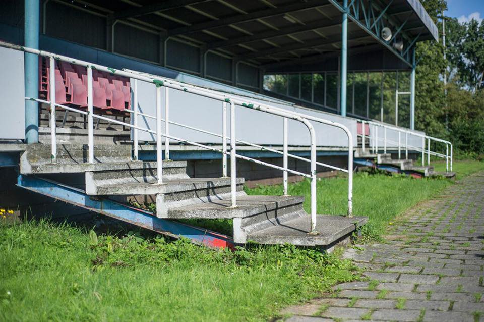 Staantribune's tweet photo. "De sloop van Harga deed me pijn. Die lichtmasten en de oude tribunes waren een fysieke herinnering aan onze profperiode. @svvsdam1 is bijna letterlijk vergeten. Hooguit mensen van vroeger praten nog wel eens over de tijd dat #SVV een profclub was” Lees ➡️ https://t.co/ey3nZxGq34 https://t.co/QrWpaC3xCv