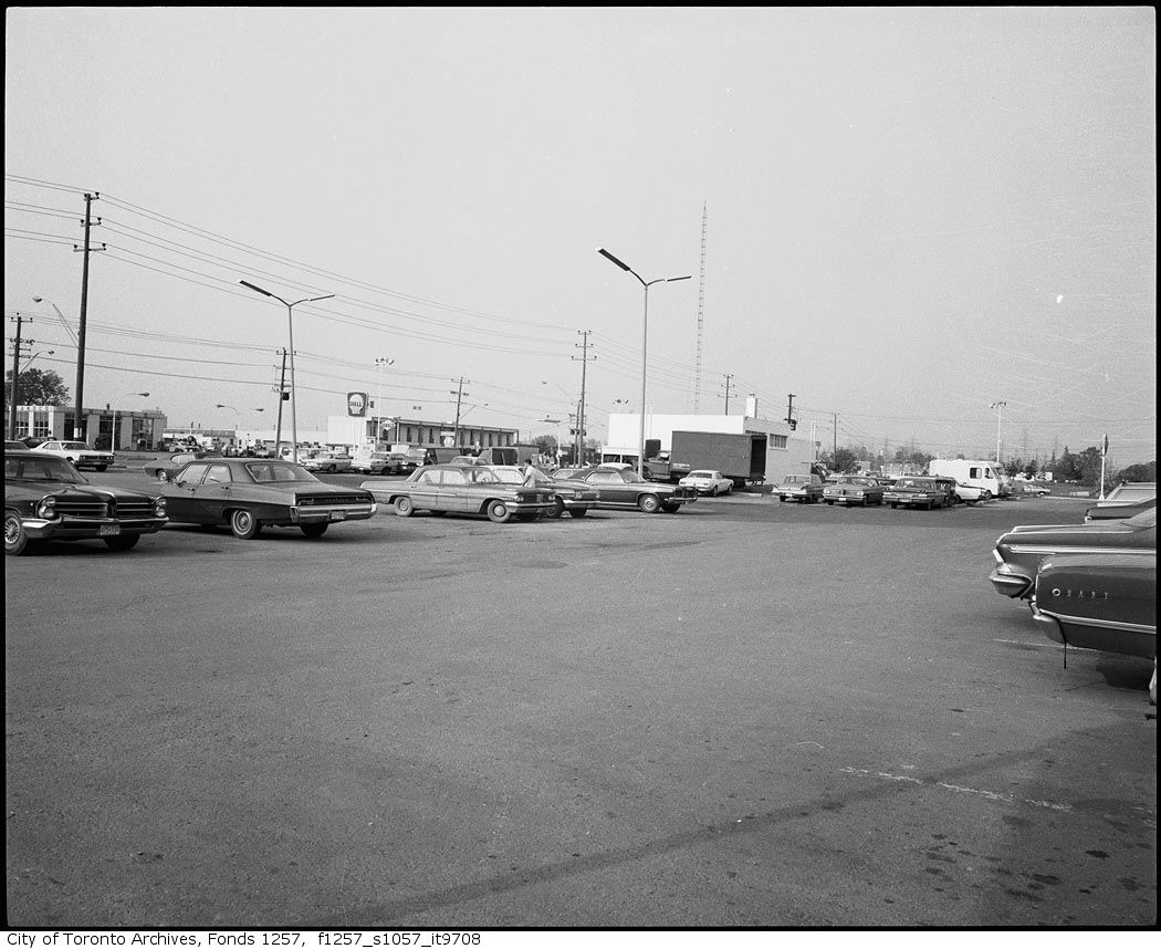 TorontoArchives's tweet photo. What was the busiest TTC surface route (bus or streetcar) in 2020 with a 30,000 daily ridership? Hint this is a 1970s photograph of the area. Come see The TTC – 100 Years of Moving Toronto exhibit at the Archive! #100YearsOfTTC #TorontoArchives #TTC #TorontoHistory https://t.co/x1bpeY4ek5