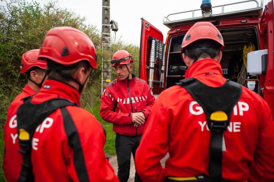 SDIS_89's tweet photo. #MercrediFormation
👩🚒 #FormationIntégrée des @PompiersFR, #SPP & #SPV, sur une mise en situation au plus proche du réel.
🚒 Chef d’agrès 1 équipe, Équipiers #SUAP, #GRIMP & #BacPro.
🚨 Une matinée qui correspond pleinement au #ParcoursDeFormation des 13 stagiaires ! https://t.co/oPWadzDLN6