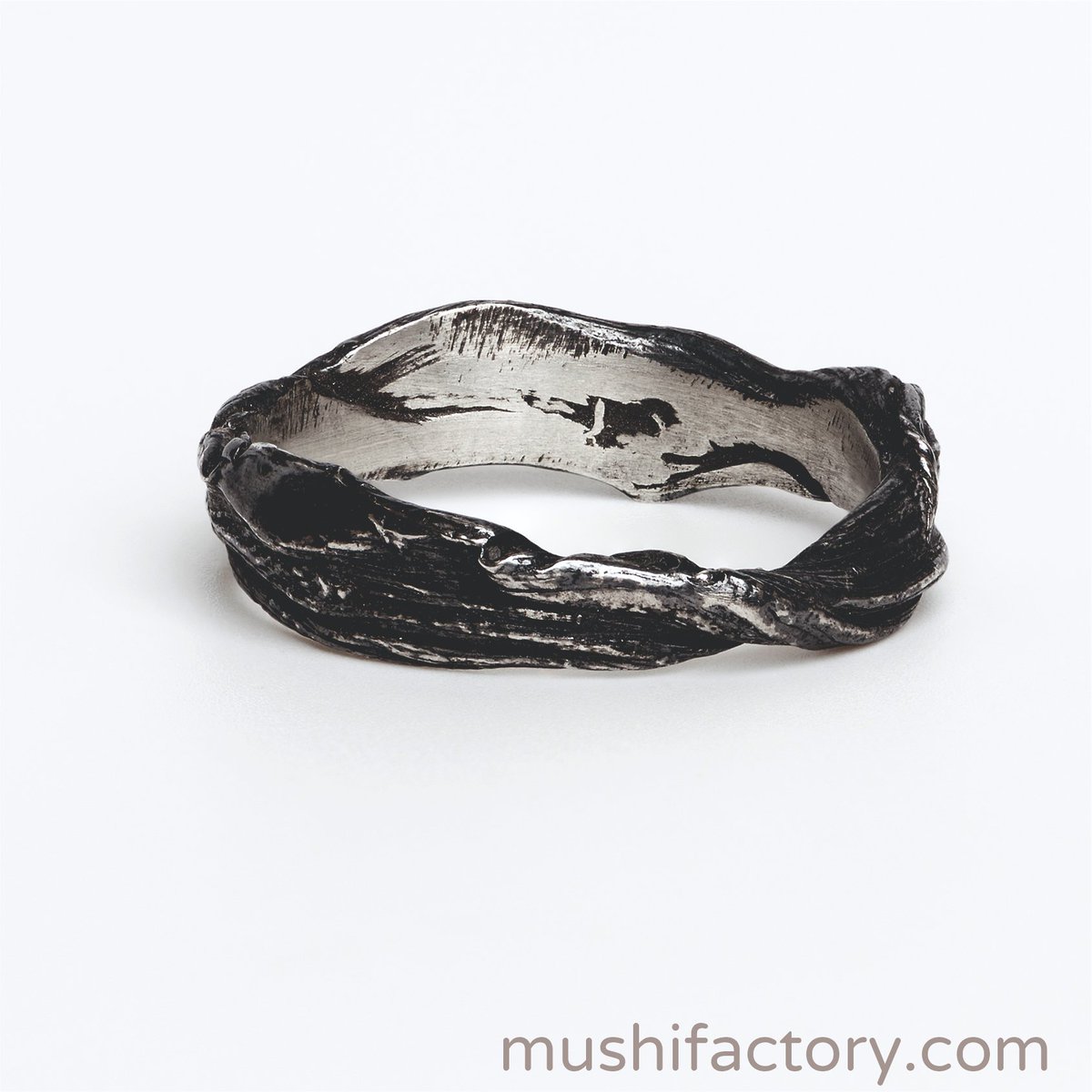 mushifactory's tweet photo. Anillo Mitsuro de Mushi, esta vez en acabado oxidado. Son anillos especiales. Échales un vistazo https://t.co/sjR9UbLLU9
#Mushifactory #Mitsuro https://t.co/vXanV8R8u9