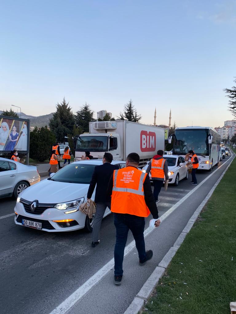 nevsehirakgenc's tweet photo. İftara yetişemedim diye tedirgin olmanıza gerek yok, AK Gençlik #iftara5kala aracınızın camından iftariyeliğinizi ikram eder…☺️

#iftara5kala⏳ programımız kapsamında teşkilatımız ile birlikte iftara yetişemeyen vatandaşlarımıza ikramlarda bulunduk. 🤗 https://t.co/OdccC9y12H