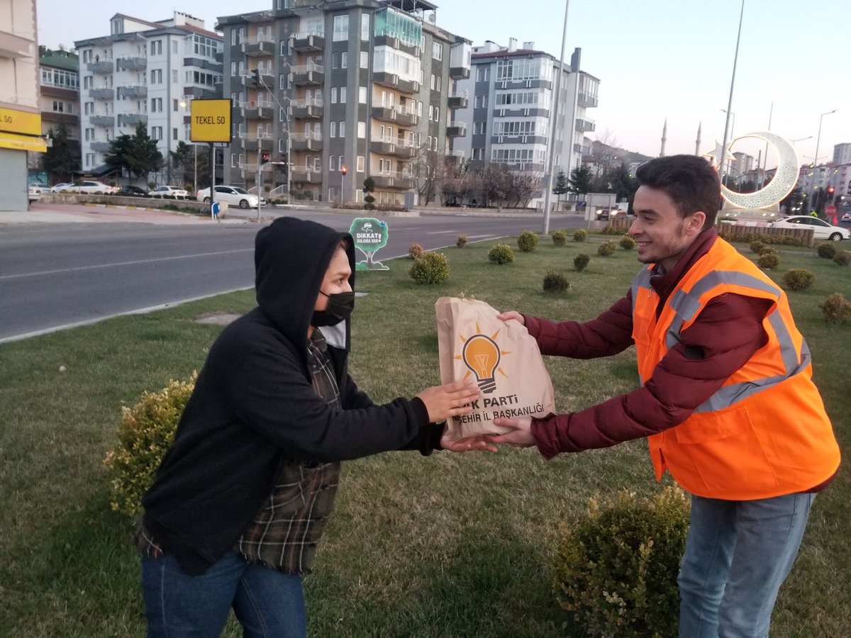 nevsehirakgenc's tweet photo. İftara yetişemedim diye tedirgin olmanıza gerek yok, AK Gençlik #iftara5kala aracınızın camından iftariyeliğinizi ikram eder…☺️

#iftara5kala⏳ programımız kapsamında teşkilatımız ile birlikte iftara yetişemeyen vatandaşlarımıza ikramlarda bulunduk. 🤗 https://t.co/OdccC9y12H