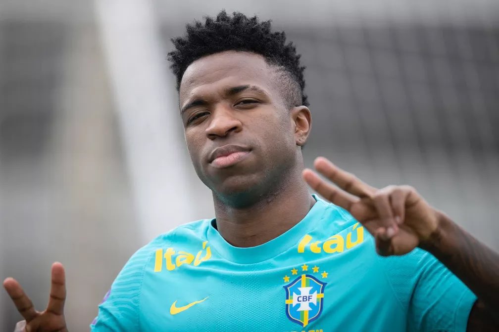 Perto de negociar renovação com o Real Madrid, Vini Jr encorpa carteira de patrocínios pessoais e será o novo embaixador da Vivo.

Além da Vivo, Vini já tem contratos com Gagá Milano, Dolce Gabbana e Nike, além de outros compromissos pontuais.

🗞 <a href="/geglobo/">ge</a>
📸 Lucas Figueiredo