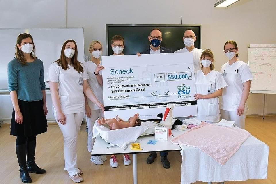 StefanAdamski1's tweet photo. Skandalöse Fotos, auf denen staatliche Zuwendungen des Freistaats Bayern an ein Spital in #Erlangen als milde Gabe der CSU ausgegeben werden. Eine Frechheit und Täuschung der Öffentlichkeit sondergleichen! @BayernSPD #CSUlost https://t.co/ye1BSOaYJK