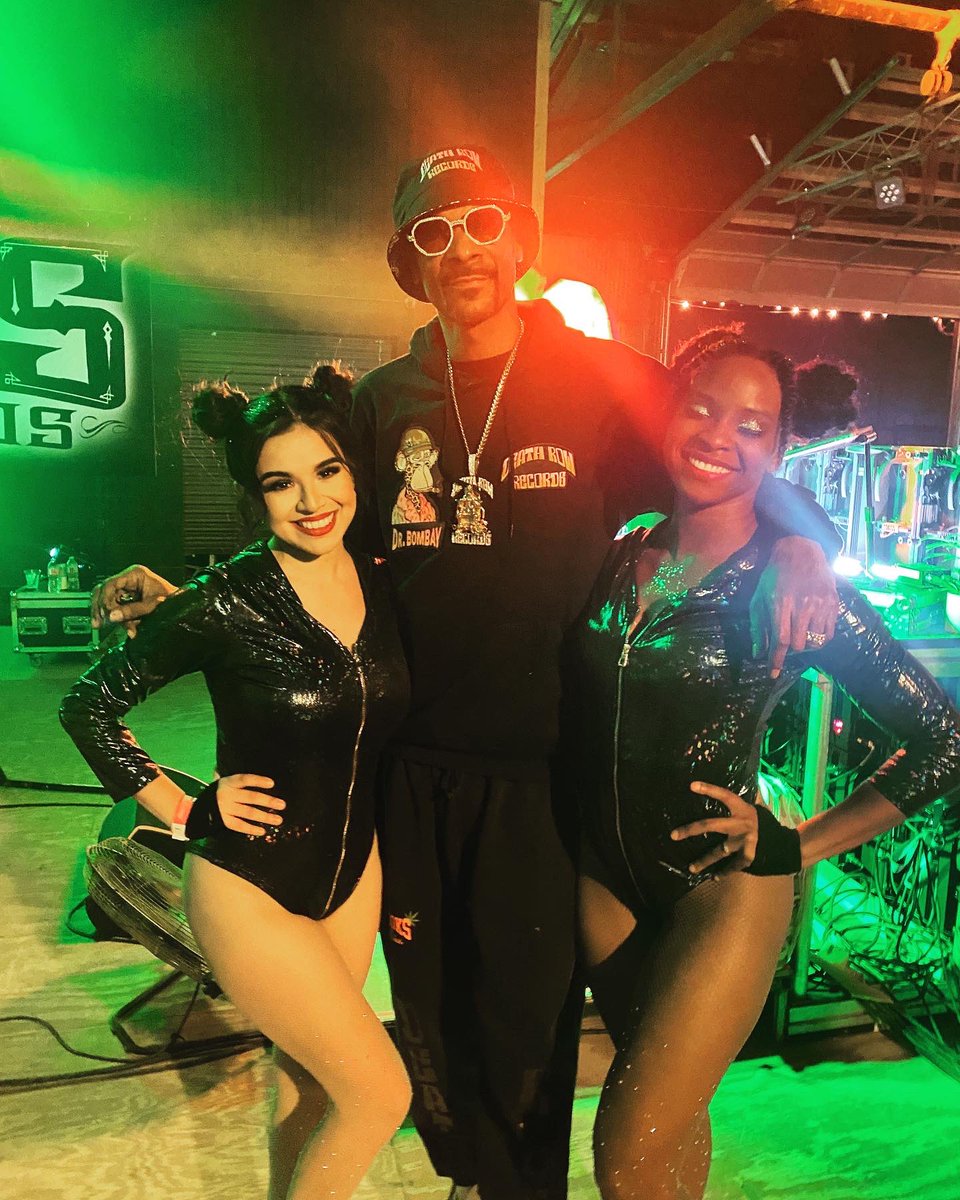 3levateU's tweet photo. Best Experience Ever to have been able to dance for Snoop!!! A freaking legend! 😱💯

Also admiring his #BAYC sweatshirt! 😍✨Love being part of the #crypto &amp; #NFT community. 💪🏾 https://t.co/BkPLgI5kos