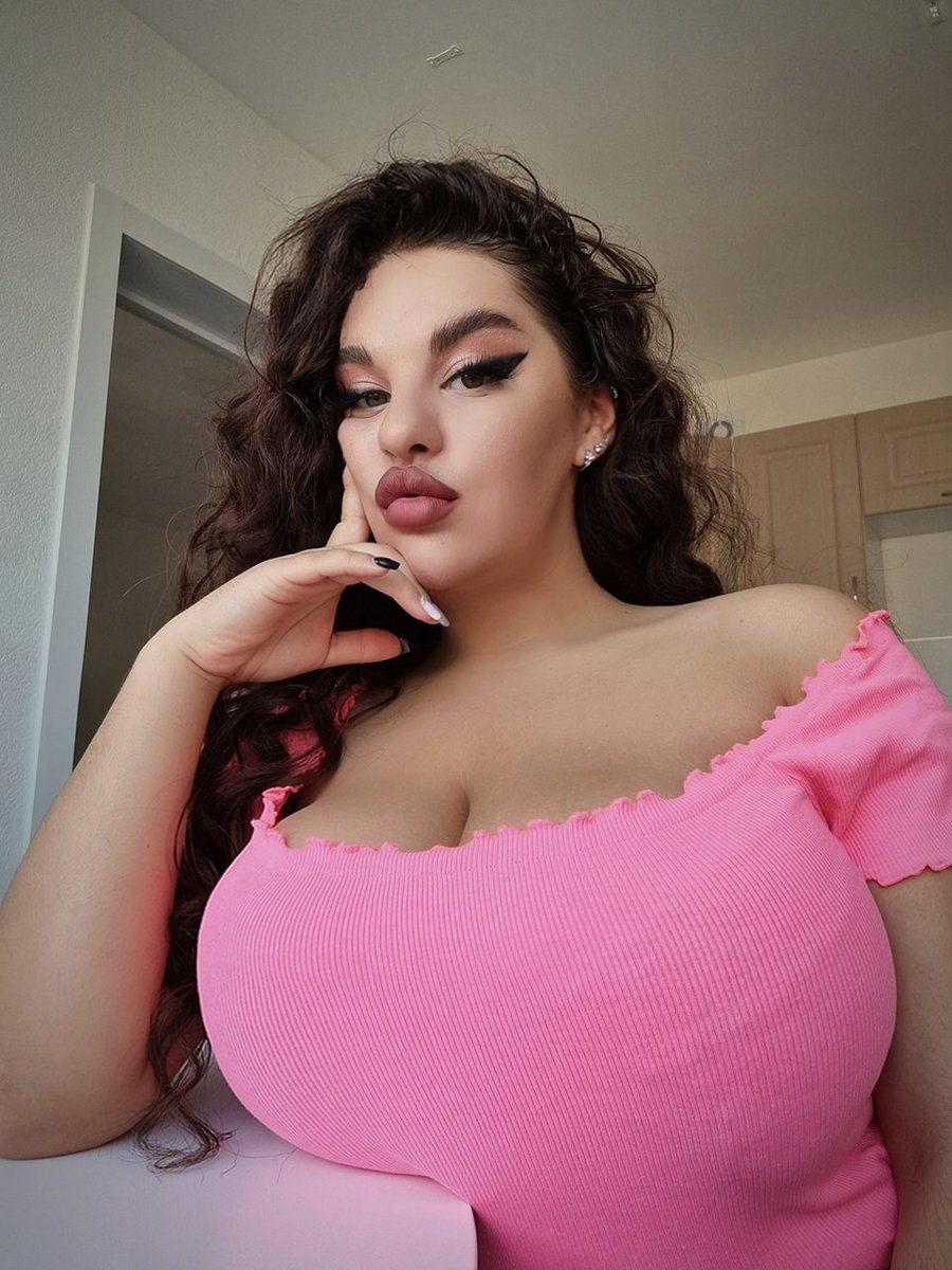 AnnaSivona666's tweet photo. Do you think this pink suits me? https://t.co/iB0pYTMPGp