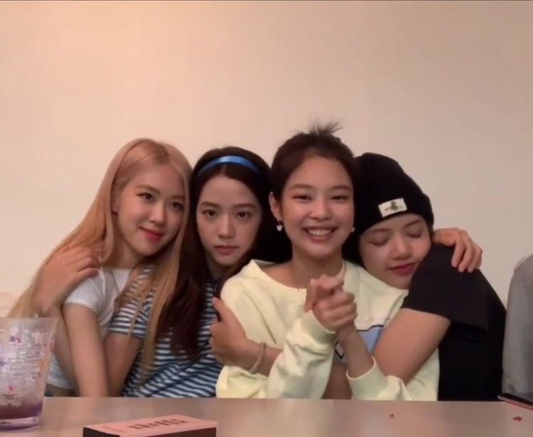 mooblink_'s tweet photo. — Ellas son un ejemplo a seguir, gracias a ellas tengo otro motivo para seguir viviendo 💖✨ https://t.co/WRRg9t0OSa