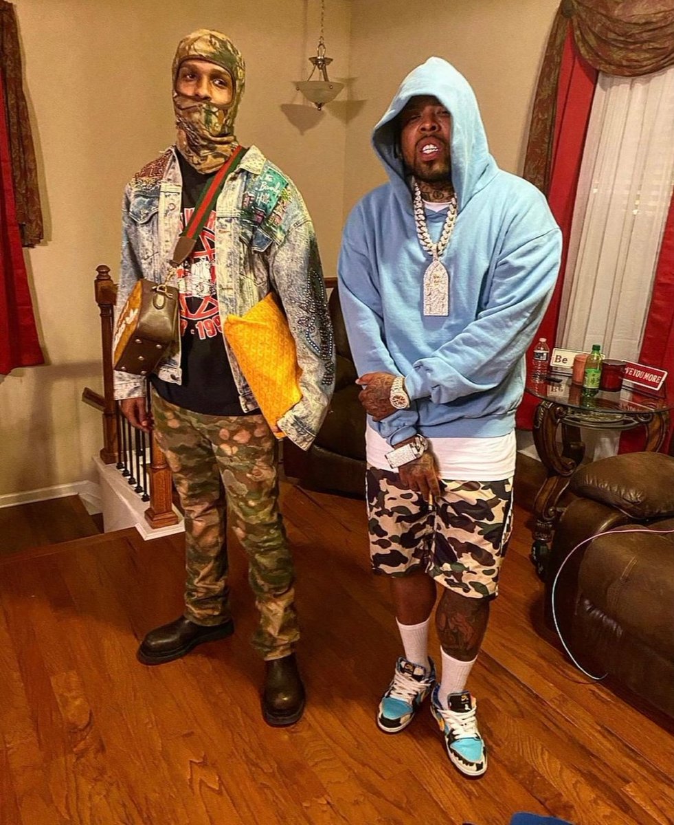 Hyconiqmag_'s tweet photo. ASAP ROCKY X WESTSIDE GUNN

Ils étaient en studio ensemble hier soir ! Rocky devrait être à coup sûr dans le prochain album de Westside Gunn. https://t.co/Lcn019GDaW