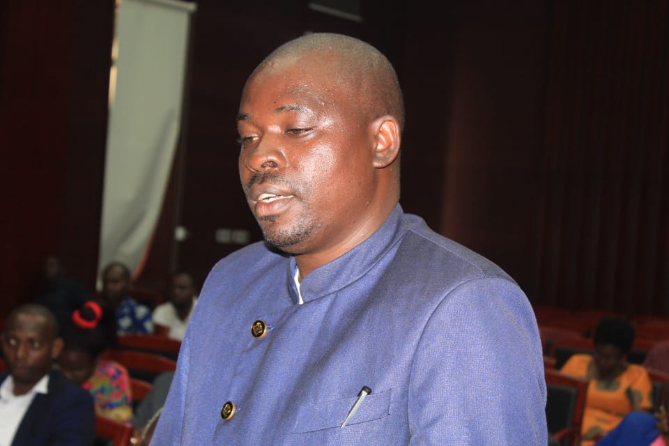 cosesona1's tweet photo. #Burundi Mu ntumbero yuko umusi mpuzamakungu w'abakozi n'akazi wa 1 Rusama, ushika atabibazo bihari mu bakozi, umushikiranganji @BurundiGov A. G.B ariko akorana inama n'abarongoye ama Syndicat kugira bashikirize ibibazo bafise. Inama yabereye muri  @NtareHouse https://t.co/Yo9GeEszX3