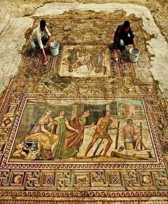Arteymas_'s tweet photo. El Mosaico de Pasiphae cubre casi 800 pies cuadrados del piso de una villa romana en Zeugma, en la actual Turquía. https://t.co/vLbVEUHi2Z