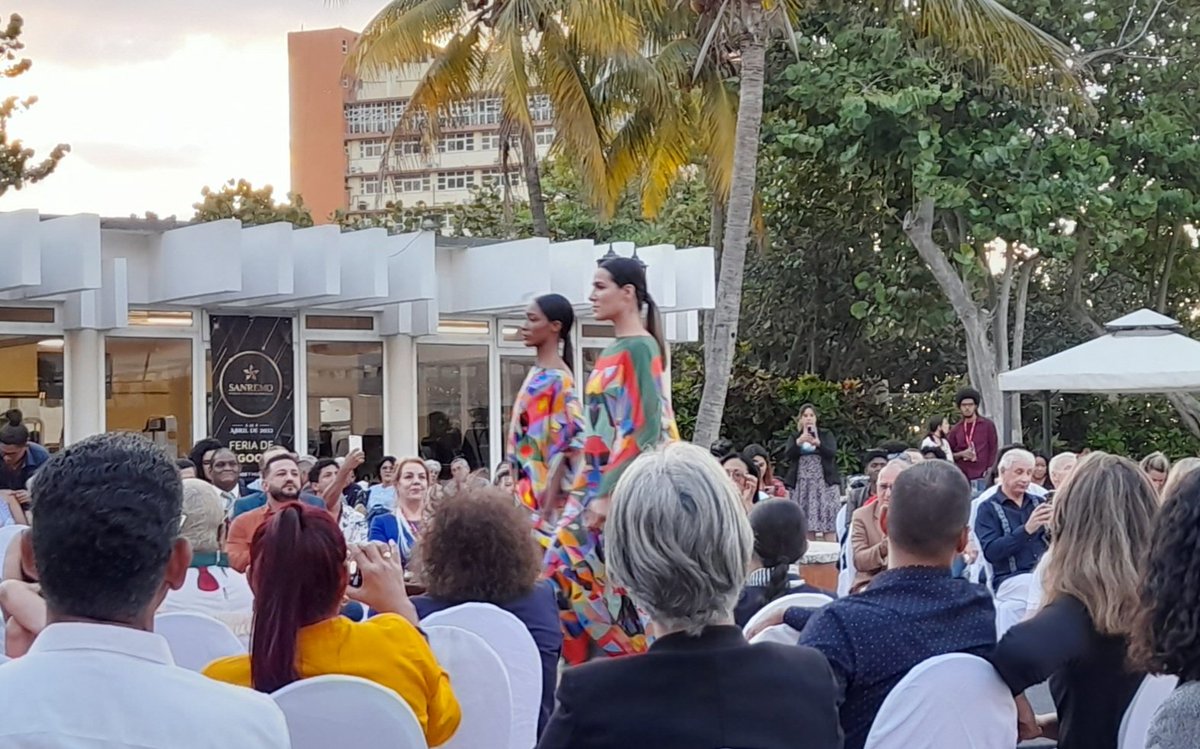 🎉👗#Ecos de nuestro desfile de modas durante #SanRemoMusicAwardsCuba..
Piezas maravillosas de Ismael de la Caridad 🇨🇺, David Blanco 🇨🇺y <a href="/ninolettieri/">NINO LETTIERI</a> 🇮🇹
 #SanRemoMusicVa #sanremomusicawardscuba #srmacumplesueños