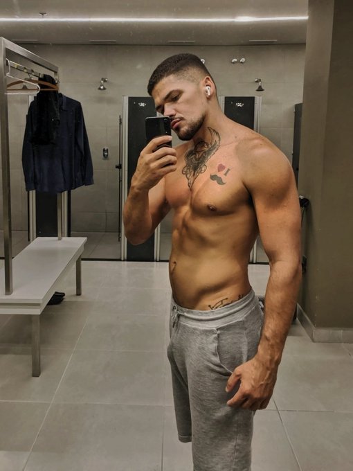 A cl&aacute;ssica no vesti&aacute;rio https://t.co/6n0NsxqJmx