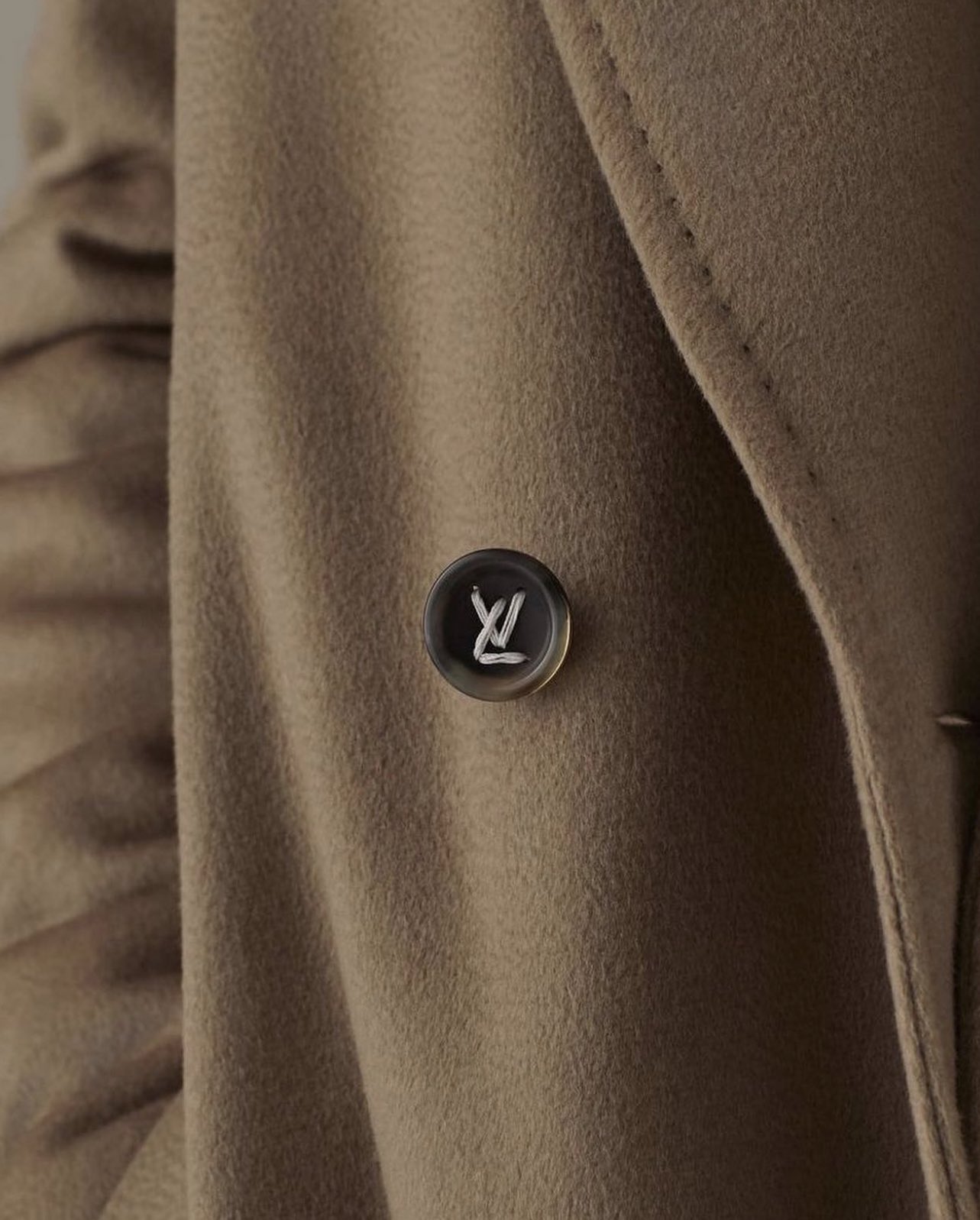 Outlander Magazine on X: Louis Vuitton button details by Virgil Abloh &  Hermès buttons by Maison Margiela🖤  / X