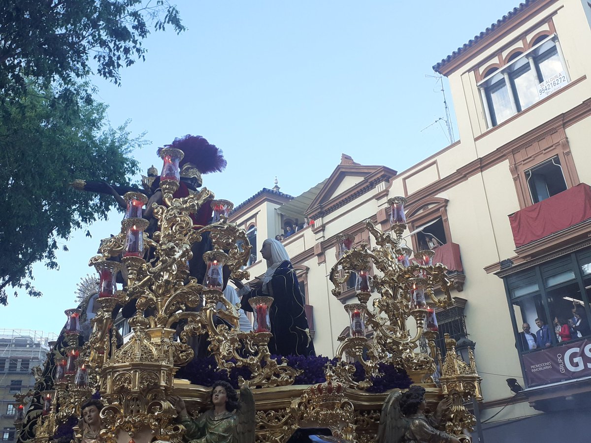 LanzadaSevilla's tweet photo. 🔴El Santísimo Cristo de la Sagrada Lanzada llega a Campana #Lanzada22  #SSantaSevilla22 https://t.co/DWK9a7qrVS