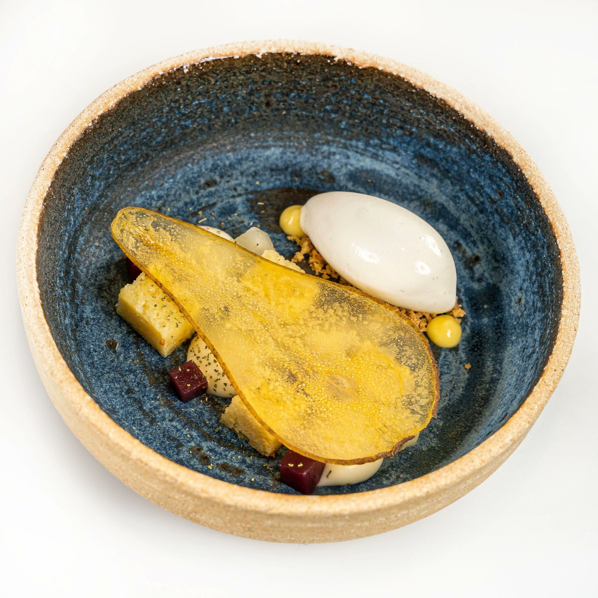 Rest_Calenric's tweet photo. És la pera! 🍐 Records de la tradicional pera al vi
#pera #peraalvi #postres #calenric #valldebianya #estrellamichelin #michelinchef #michelinstar #guiamichelin #oad2021 https://t.co/XtBj0JmWwz