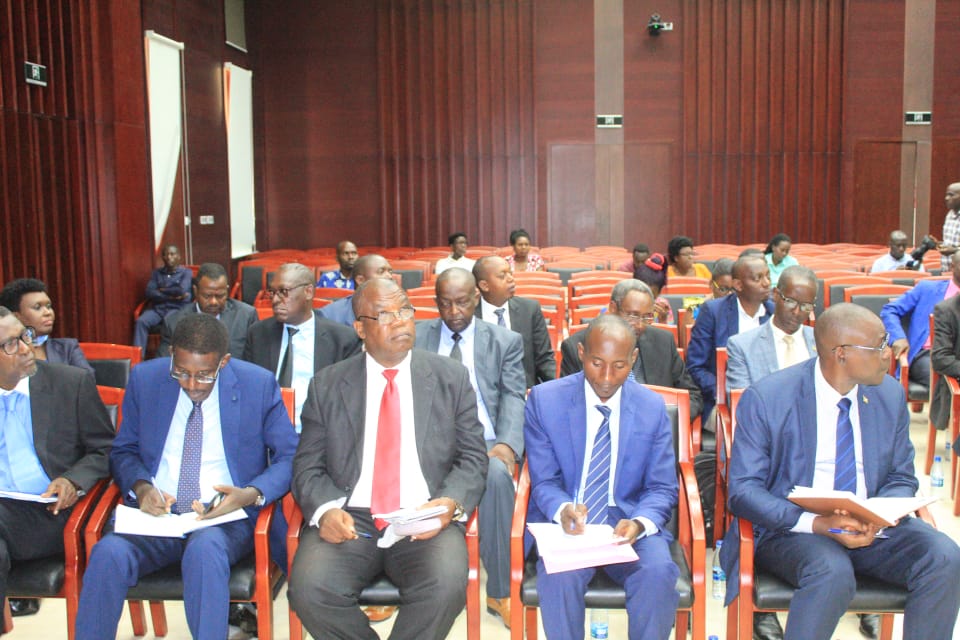 cosesona1's tweet photo. #Burundi Abarongoye ama Syndicat bakaba basavye umushikiranganji ko kugira Politike y'imishahara ije mu ngiro, hariho amategeko mperekeza ategerezwa kujaho, bagasaba ko ukwezi 6 kwohera ayo mategeko Reta yayashizeho maze abakozi batunganirizwa @NtareHouse 
@mincotim 
@MFPTE_bdi https://t.co/JqBab3w4tZ