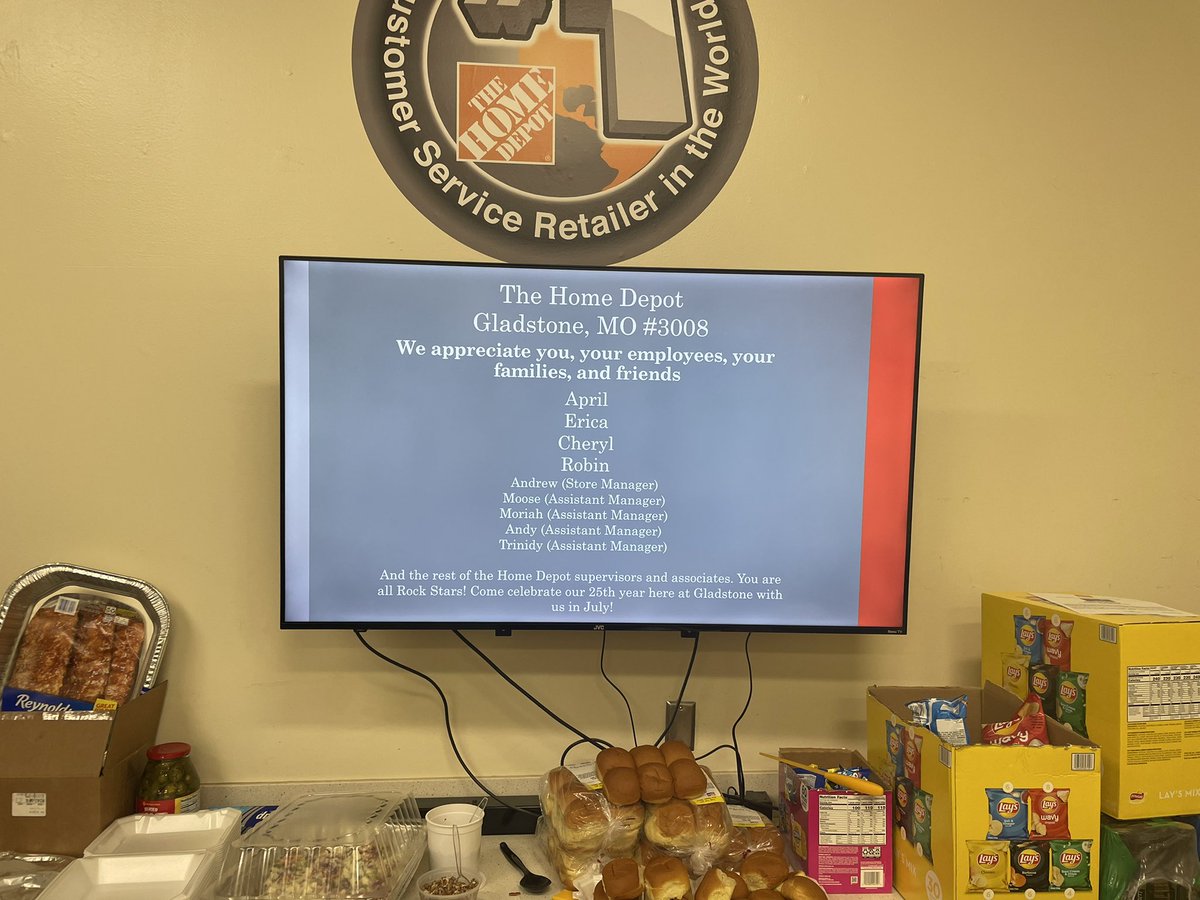 MDep26's tweet photo. @BobPold @CampSweenScott @ShowMeShawnD196 @andrewschilli how do you show your top pros your appreciation? You do it KC style! BBQ and slaw. The pro desk at 3008 is second to none. April, Cheryl, Erica and Robin are amazing! #homedepotloyal #great3008 #northlandpride https://t.co/ZTnotNIyDe
