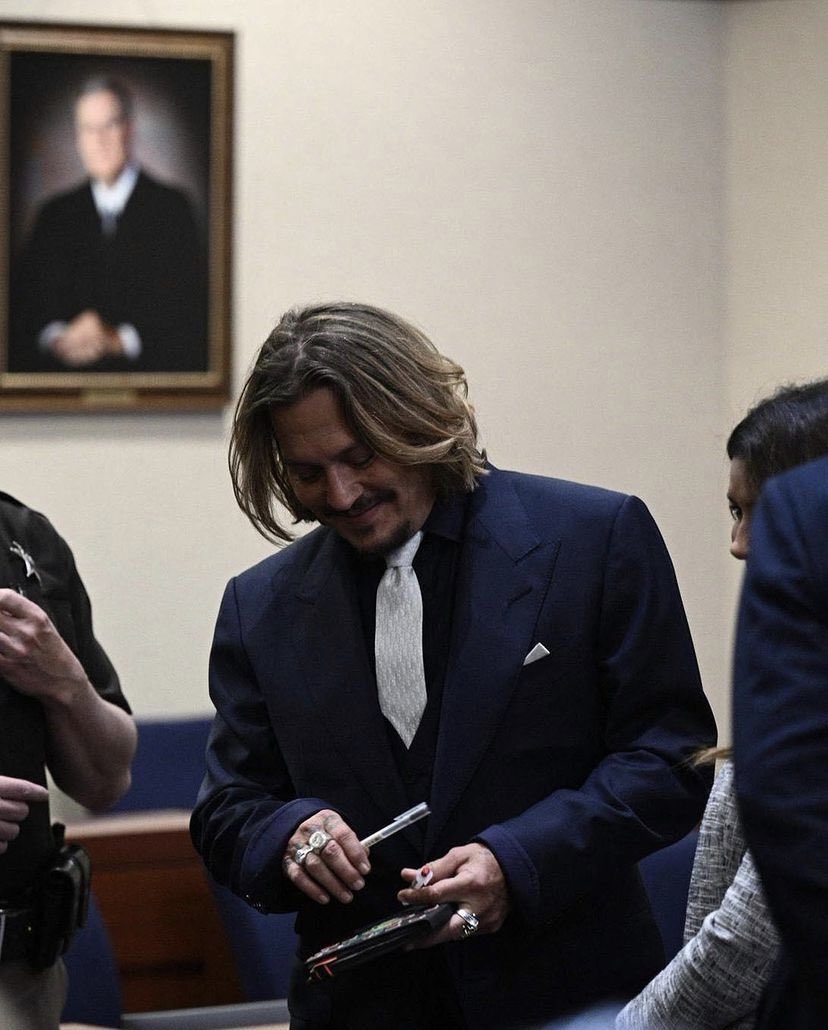 kamanrahul's tweet photo. #JusticeForJohnnyDepp 
#JohnnyDeppIsInnocent 

After 6 years of public abuse, Johnny finally got his chance to "Tell the World, I, Johnny Depp, a man, a victim of abuse." And now the world is listening. The world is watching. Thank you Isaac for telling the world the truth https://t.co/Rz3lXFLslG