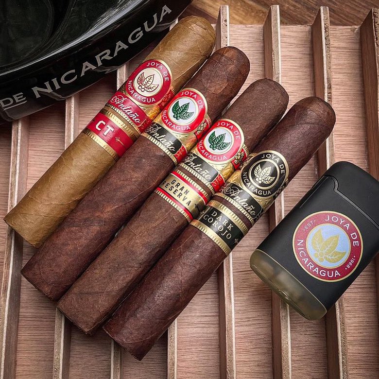 joyacigars's tweet photo. The 4 #Antaño legends 🙌🏽💨

What’s your favorite Antaño smoke?

#KeepDaring #JoyaDeNicaragua https://t.co/g8cx4b9g13
