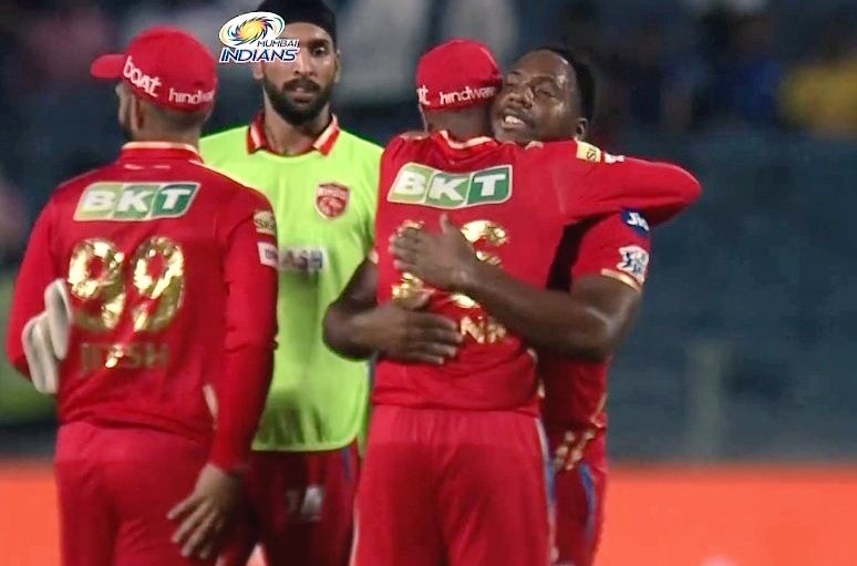 sagarcasm181's tweet photo. Can we just appreciate #MayankAgarwal the captain ! ❤️The way he said they will back #Odean 💯 % , shows how good he is as a leader ! I know #odeansmith  wasn't fire  today but atleast it will give him some confidence ! #PBKS #SaddaPunjab #ipl #ipl2022 #PunjabKings #MIvsPBKS https://t.co/IYqI2GzXnL