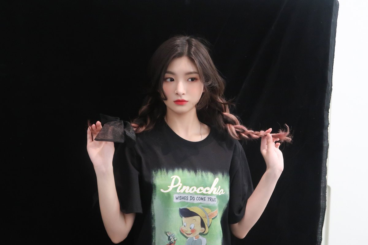 EverglowItaly's tweet photo. [WEIBO][#YIREN] Non sono infelice🤭🙆🏻‍♀️ #MySpringDayOOTD

#EVERGLOW @EVERGLOW_twt https://t.co/IJlLxio3d4