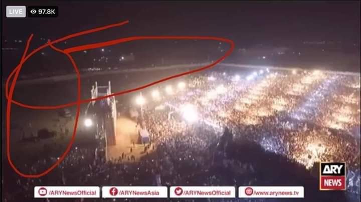 AftabAmjed1's tweet photo. پشاور جلسے کی صورتحال امریکن سازش کام کر گئ 
پنڈال آدھے سے زیادہ خالی سٹیج کیطرف زیادہ لوگوں کو کھڑا کر دیا گیا تاکہ پنڈال بھرا نظر آ سکے۔ مصدقہ اطلاعات؛ 10 سے 12ہزار لوگ۔ پشاور کے مقامی انتہائی کم۔ 5/6 ہزار چارسدہ، صوابی، مردان،سوات سے لائے گئے۔ ۔🤣 https://t.co/6wWzX4iyTV