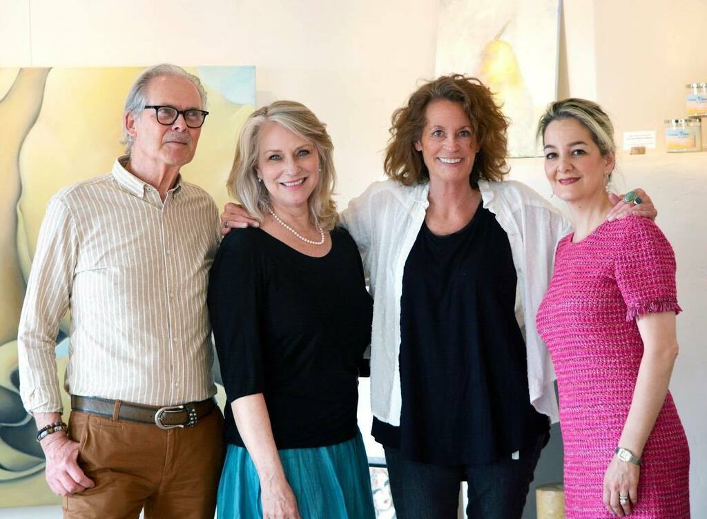 saxtonstudio's tweet photo. My beautiful Rumi Tree Art Gallery family. 

We come from Holland, Iran, east and west coast US, and found each other in Sedona, Arizona where we've made some really good things happen.

Theo Schildkamp, Shanin Renee Dockrey and Sahar Paydar, you are extraordinary.
.
.
.
#ar… https://t.co/Bg9CZf6hNg